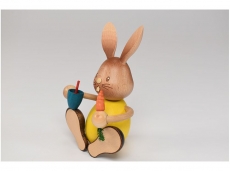 Kuhnert - Stupsi Hase mit Möhre und Becher
