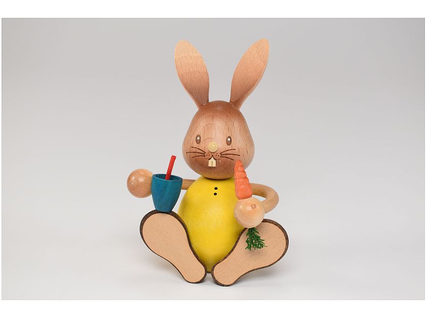 Kuhnert - Stupsi Hase mit Möhre und Becher